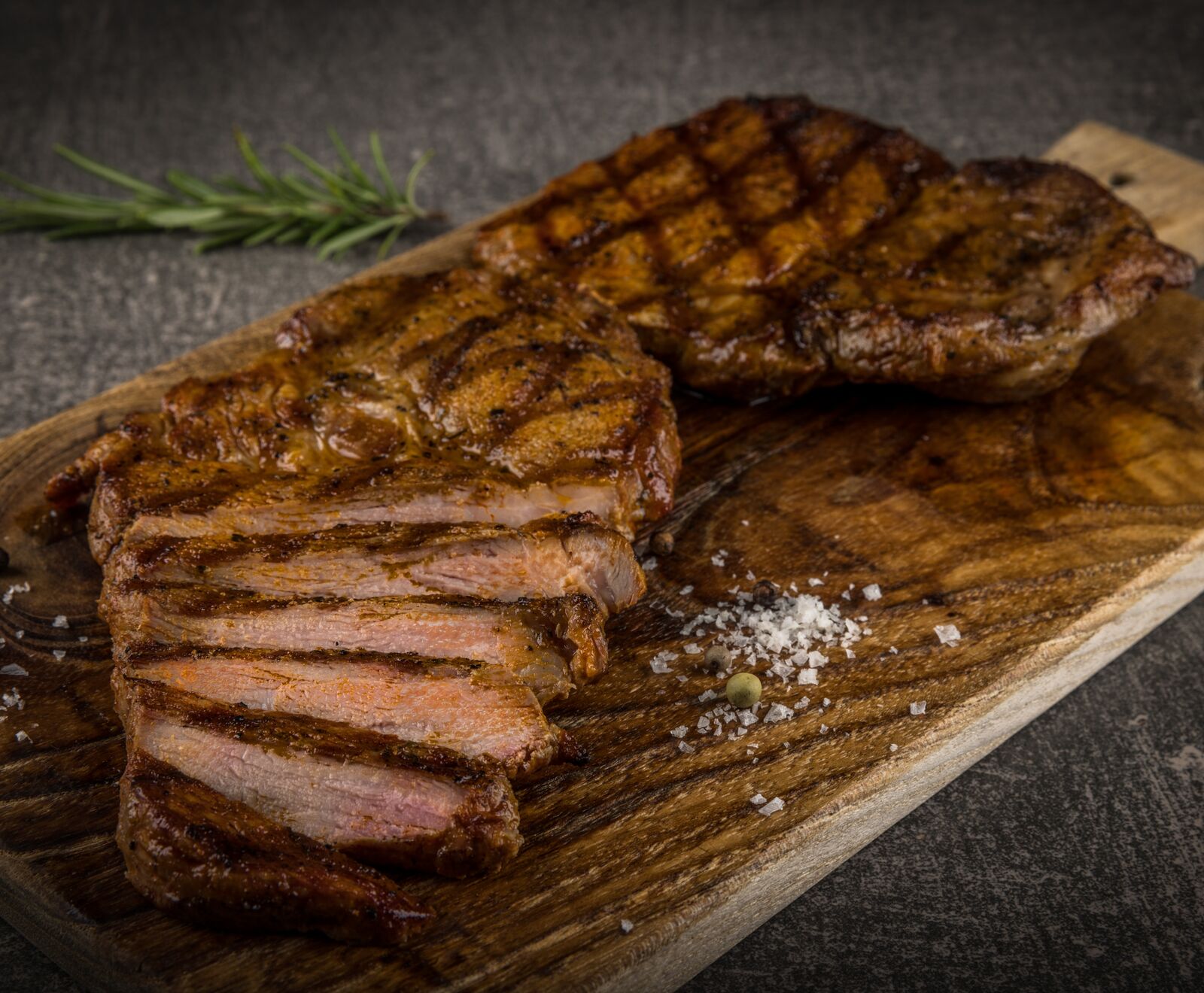 Niederrh. Duroc Nackensteaks mariniert