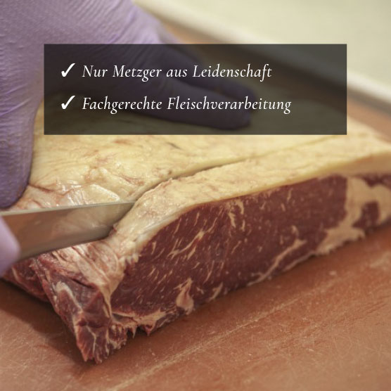 Fleisch wird professionell aufgeschnitten. 