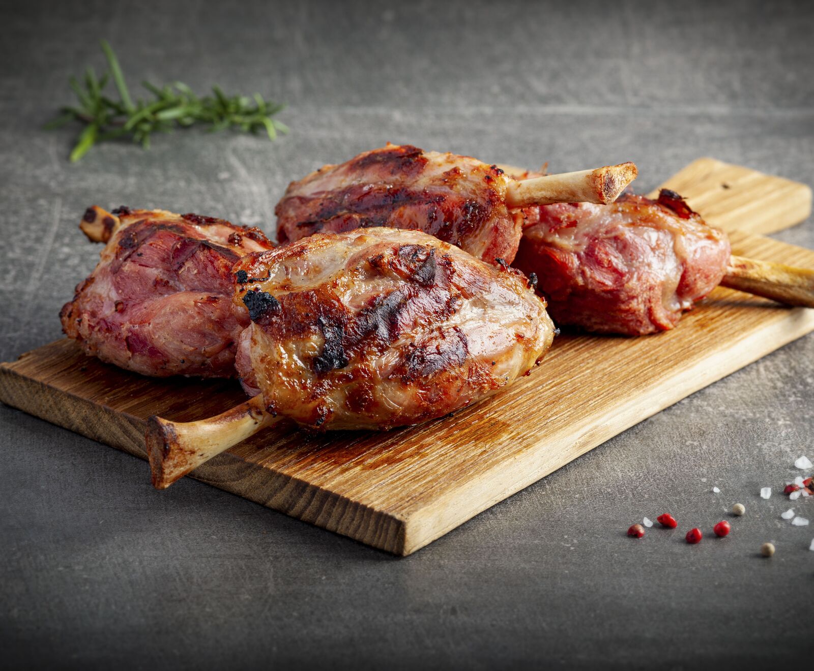 Niederrheinische Duroc Mini-Haxen vorgegart 