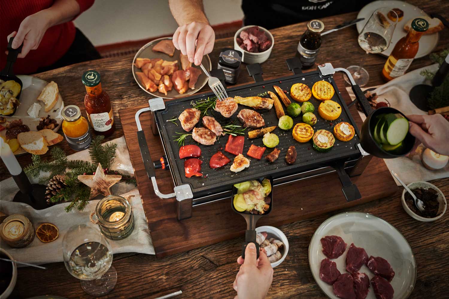 Raclette Tisch mit leckerem Fleisch